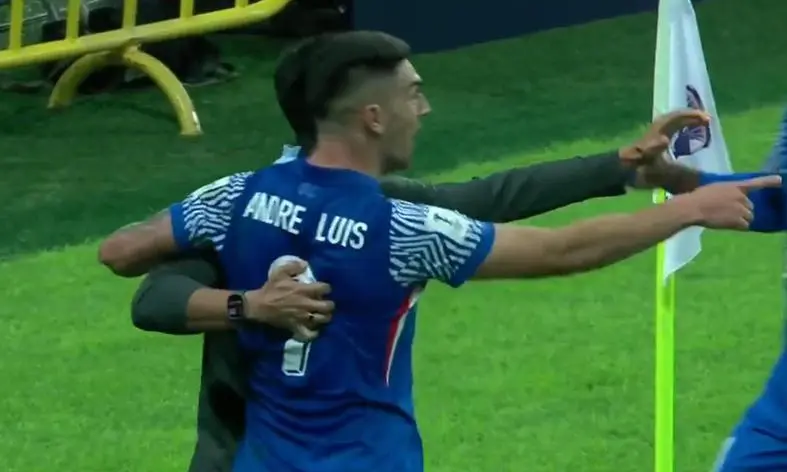 角传球, 路易斯破门, 没有踢到皮 角传球, 路易斯破门, 没有踢到皮